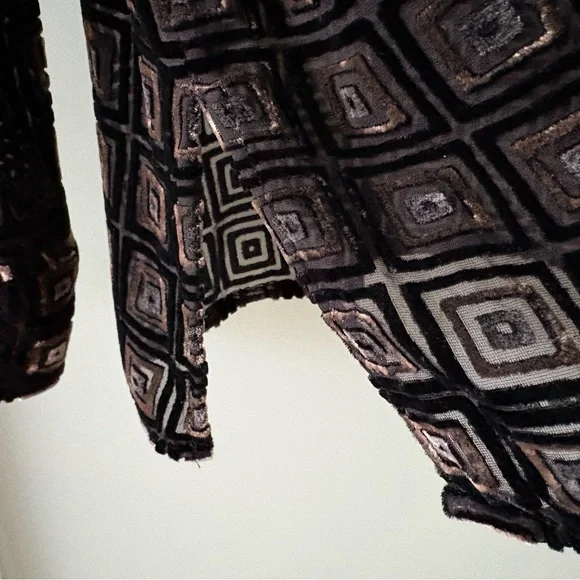 Script Cut Velvet Blouse - Picture 6 of 8